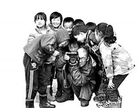 120120两个大学生的爱心假期:给贫困家庭拍张全家福 120120两个大学生的爱心假期:给贫困家庭拍张全家福