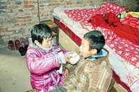 12012610岁女孩父母亡后照顾脑瘫哥 12012610岁女孩父母亡后照顾脑瘫哥