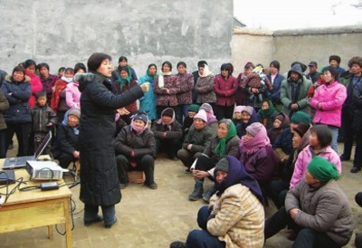2007年，王克荣在农村做艾滋病基层培训