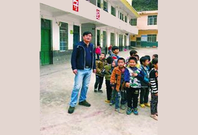沈伟看望勤兰小学的孩子们 沈伟看望勤兰小学的孩子们