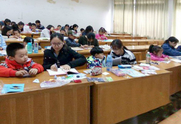 小学生走进大学校园