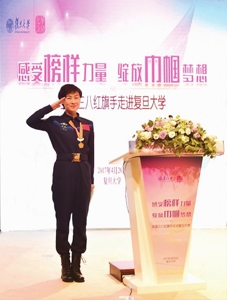 中国首位女航天员刘洋来到复旦大学，与学生交流