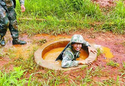 刘晓鹏在侦察兵障碍中跨越蚂蚁洞 刘晓鹏在侦察兵障碍中跨越蚂蚁洞