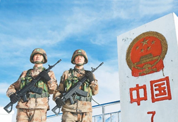 官兵在海拔4733米的红其拉甫达坂执勤