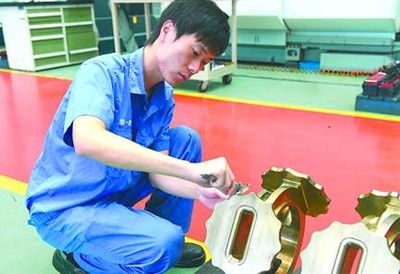 舒辉在航天八院149厂进行产品测量 舒辉在航天八院149厂进行产品测量