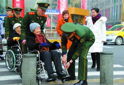 帮助腿脚不便的老人 帮助腿脚不便的老人