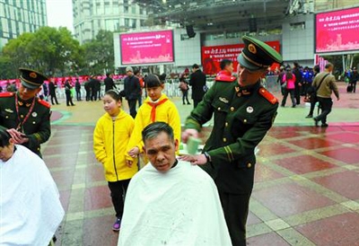 南京路上为民理发 南京路上为民理发