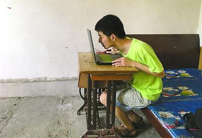 习时的王宠说:“把脸凑这么近,只是为了辨识一段材料的前几个字。”在这间小屋里,他复习了半年时间 习时的王宠说:“把脸凑这么近,只是为了辨识一段材料的前几个字。”在这间小屋里,他复习了半年时间