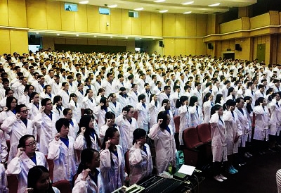 上海交大医学院开学典礼上，医学生身穿白袍，宣读医学誓言