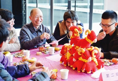 陈以一教授(右三)与学生们欢聚一堂，其乐融融