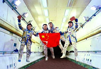 1999年7月26日，航天员潘占春、李庆龙、费俊龙、刘旺（从左至右）在俄罗斯进行失重飞机训练