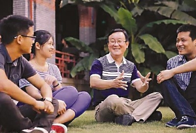 刘宪权（右）与学生交流