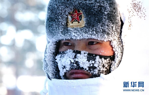 驻守在漠河县北极村的北部战区陆军某部官兵在巡逻途中