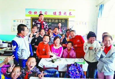 袁艳敏（中）和学生们在一起