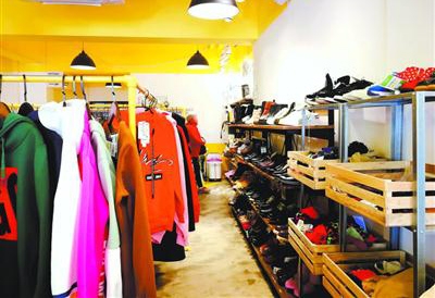 慈善超市实体店面布置得井井有条