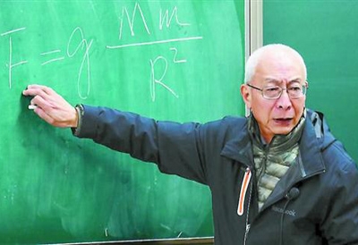 东华大学教师陈孩未退休十年依然站在讲台上为学子讲授高等数学课