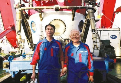 汪品先（右）在“深海勇士”前的合影