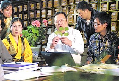 钟扬教授生前与学生在一起 钟扬教授生前与学生在一起