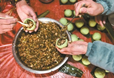 春节临近,浙江湖州东林镇胜利村村民们在制作传统美食“青团子” 春节临近,浙江湖州东林镇胜利村村民们在制作传统美食“青团子”