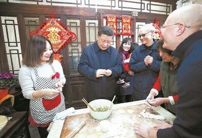 习近平在前门东区草厂四条胡同,同朱茂锦一家人包饺子、聊家常 习近平在前门东区草厂四条胡同,同朱茂锦一家人包饺子、聊家常