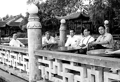 在西安华清池，左起廖承志夫人、廖承志、本文作者，廖承志早稻田大学的两位同学