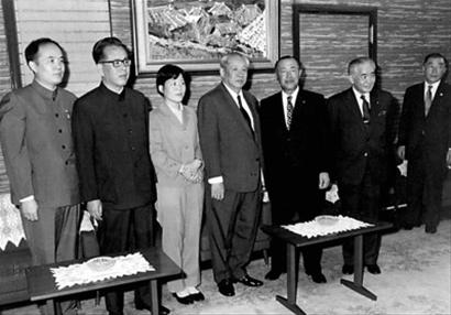 在日本首相官邸，日本首相田中角荣（右三）会见廖承志（左四），左一为作者