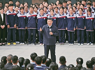 习近平与师生-1.jpg
