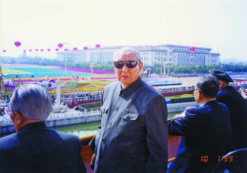 1999年10月1日新中国成立50周年，习仲勋同志在天安门城楼上