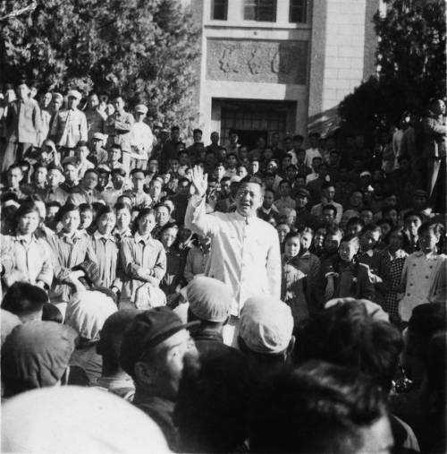 1958年9月6日，习仲勋同志在陕西蒲城县尧山中学。