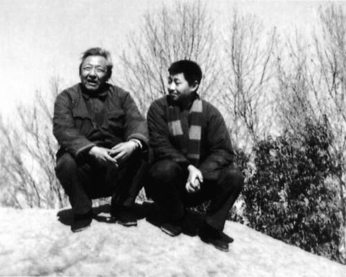 习仲勋同志与儿子习远平合影