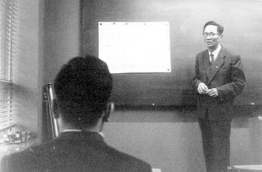 1963年，王守武在东京大学物理研究所作学术报告