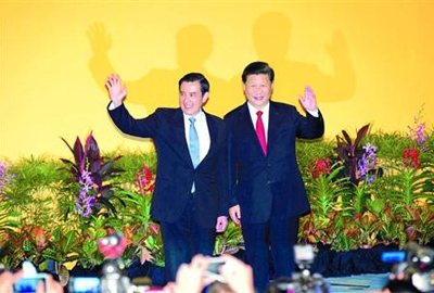 11月7日,两岸领导人会面在新加坡香格里拉大酒店举行。这是习近平、马英九挥手致意 11月7日,两岸领导人会面在新加坡香格里拉大酒店举行。这是习近平、马英九挥手致意