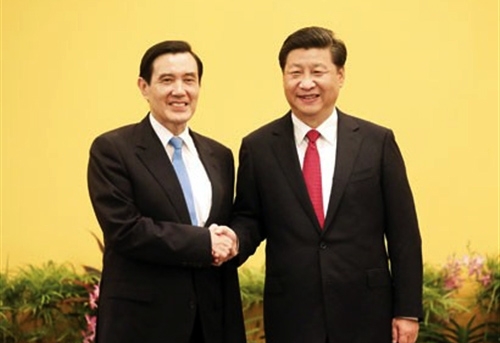 习近平同马英九握手 习近平同马英九握手