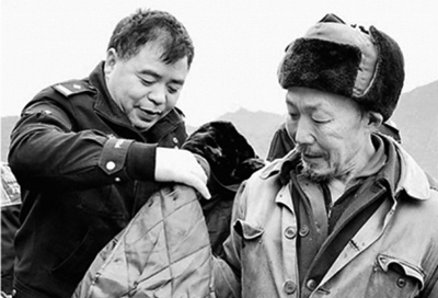 陈如亮（左）为苗寨贫困老人送去御寒冬衣