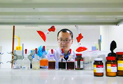泰坦科技联合创始人张庆在实验室中制备化学试剂
