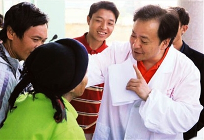 在四川凉山彝族自治州越西县，张兴儒给彝族同胞解释手术效果