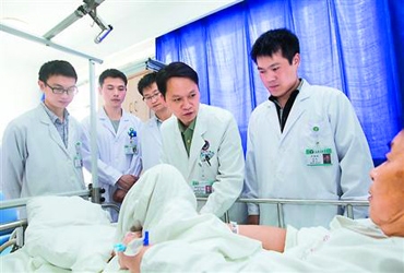 苏佳灿（右二）详细询问患者的病情
