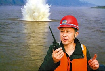 李红勇在指挥水下钻爆