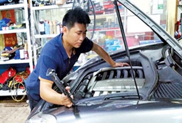 张振华正在修理汽车