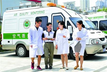 伏晴艳(右二）与同事们讨论环境监测数据