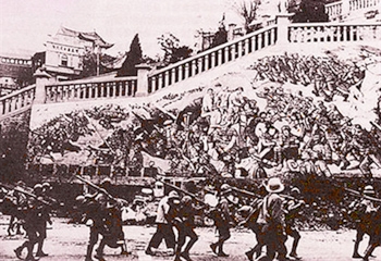 1938年武汉沦陷日军进城，黄鹤楼前壁画《抗战到底》赫然可见