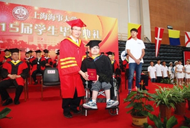 在毕业典礼上,唐旭手拿毕业证书和上海海事大学校长黄有方合影 在毕业典礼上,唐旭手拿毕业证书和上海海事大学校长黄有方合影