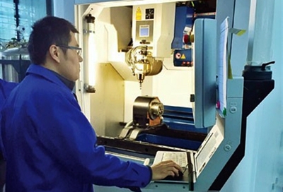 南京先进激光技术研究院的研发人员在操作激光加工技术服务平台的仪器
