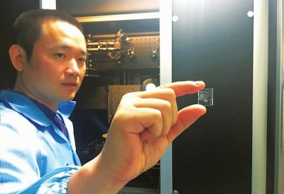 金贤敏在展示多波导量子芯片