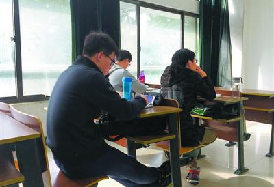 南林大周日上午的理论力学重修班课堂