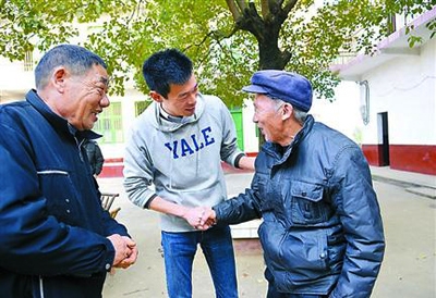 秦玥飞与村民谈心