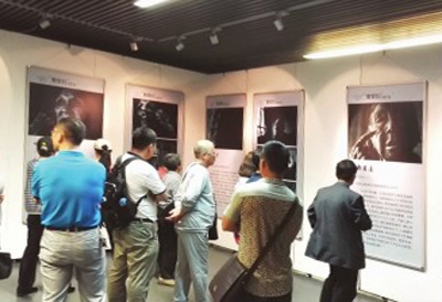 观众在参观展览