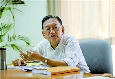 【石仲泉】长期在中央文献研究室和中央党史研究室工作,曾任中央党史研究室副主任,是中央马克思主义理论研究和建设工程重点项目“马克思主义中国化的历史进程和基本经验”首席专家 【石仲泉】长期在中央文献研究室和中央党史研究室工作,曾任中央党史研究室副主任,是中央马克思主义理论研究和建设工程重点项目“马克思主义中国化的历史进程和基本经验”首席专家