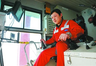 5平方米见方的桥吊驾驶室,是张彦逐梦的地方 5平方米见方的桥吊驾驶室,是张彦逐梦的地方
