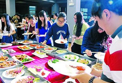 大众评委在美食节上品尝各色美食
